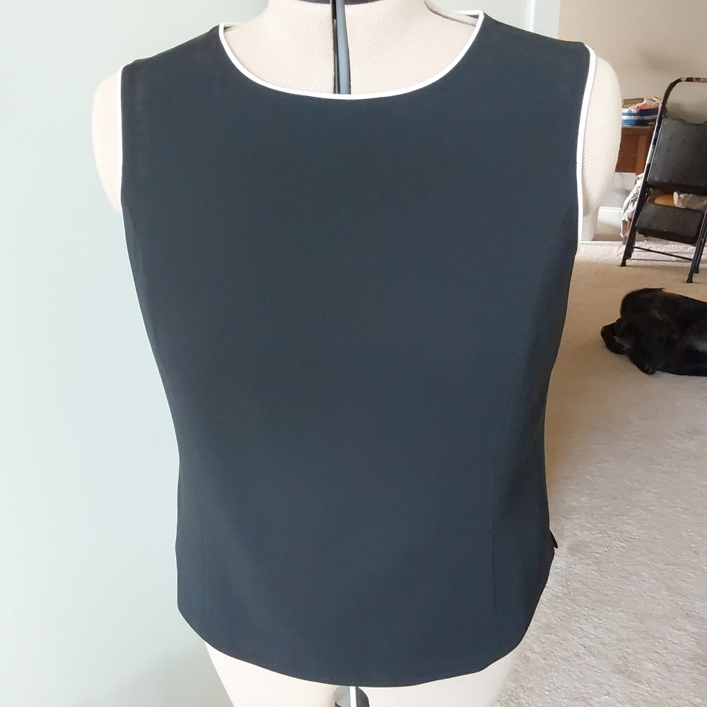 Impeccably tailored Talbots black/white scoop neck sleeveless shell. Fully lined